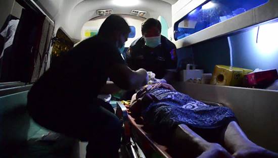 สุดปวดใจ...แม่ป่วยอัมพาต นอนเฝ้าศพลูกเริ่มเน่านาน 7 วัน ไม่ได้กินข้าว 