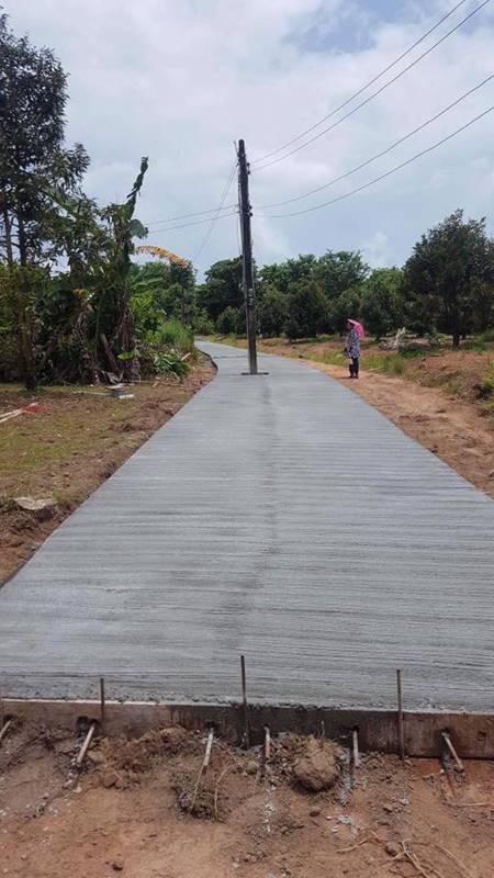 เทคอนกรีตทำถนน แต่ไม่ย้ายเสาไฟ