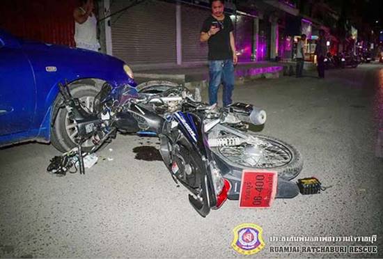 กระบะตีนผีแซงทางโค้ง