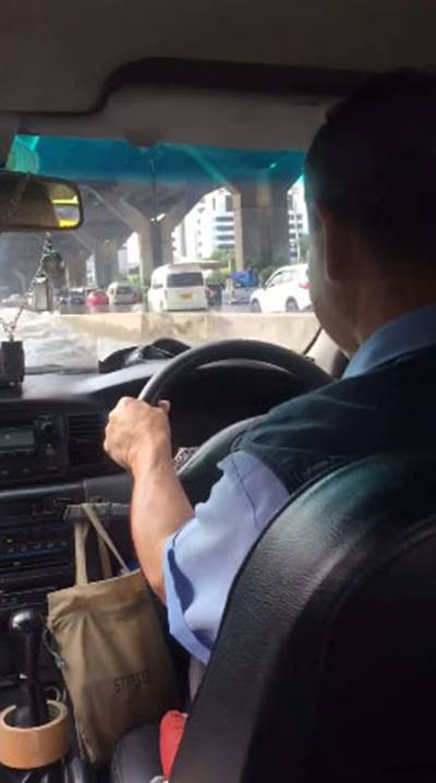 ชื่นชมแท็กซี่ มีน้ำใจขับส่งผู้โดยสาร แม้น้ำท่วมหนัก จนทะลักเข้าตัวรถ