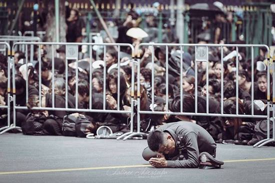 ตำรวจน้อมกราบถวายงานพ่อครั้งสุดท้าย