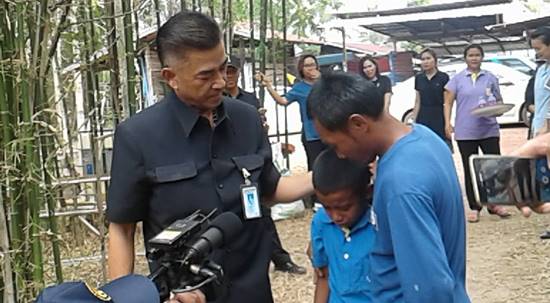 น้องเต้ย เด็ก 9 ขวบ พบหน้าพ่อแล้ว หลังอยู่ลำพัง 2 ปี-หน่วยงานที่เกี่ยวข้องยื่นมือช่วย