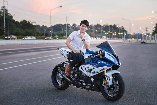 อย่างพีค ! เด็กส่งพิซซ่า ขี่รถหรูคันเกือบล้าน บริการส่งถึงที่