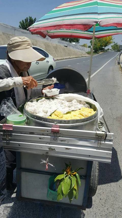 สาวโพสต์ภาพคุณยายสู้ชีวิต เข็นขนมขายกลางแดดเปรี้ยง ชาวเน็ตแห่ถามพิกัด อยากอุดหนุน