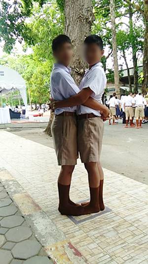 คลิปครูลงโทษให้นักเรียนกอด-หอมกัน 