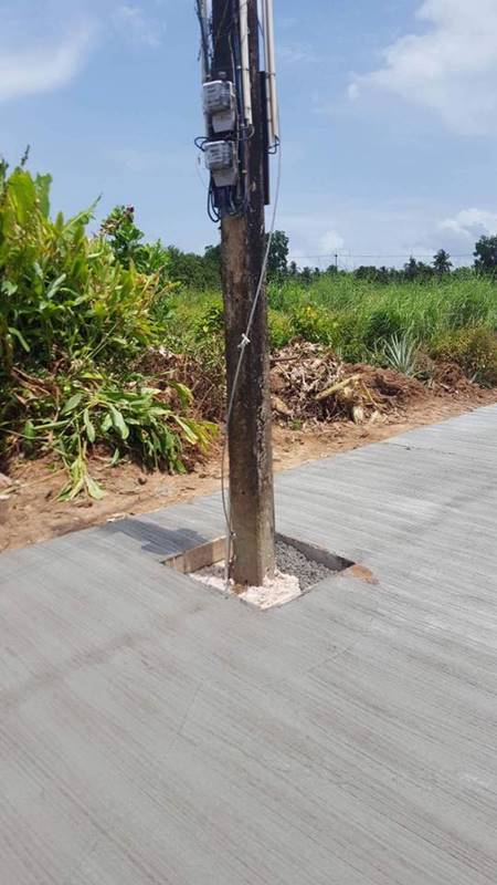 เทคอนกรีตทำถนน แต่ไม่ย้ายเสาไฟ
