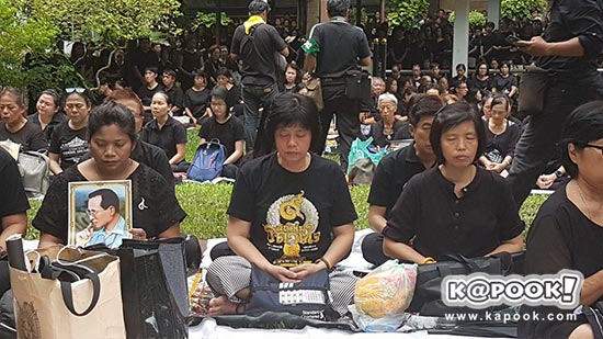 นาทีแห่งความเศร้า พสกนิกรชาวไทย ยืนสงบนิ่ง 89 วินาที