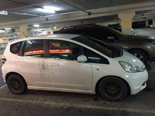 หนุ่มอาฆาตแค้น โดนแฟนบอกเลิก สาดน้ำกรดใส่รถ