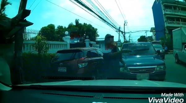 ลุงขับรถสวนเลนชักมีดขู่สาว