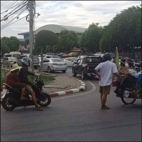 2 นักเรียนช่วยยายเข็นรถ