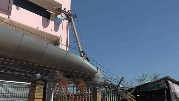 รถบรรทุก 18 ล้อ ขับเกี่ยวสายไฟ 