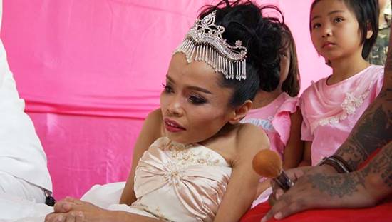 สาวพิการตื้นตันใจ นางฟ้าซาลอน สานฝัน แต่งหน้า-จัดงานวิวาห์ให้ฟรี