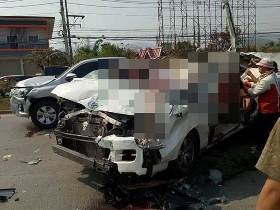 รถโม่ปูนเสียหลักพุ่งข้ามเกาะกลางถนน ชนยับ 3 คันรวด ตาย 8 เจ็บ 3