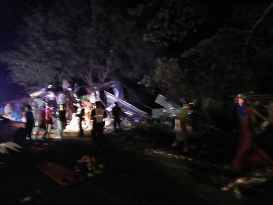 รถทัวร์ชนกับรถ 18 ล้อ