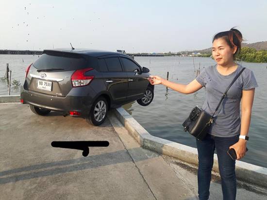 หวาดเสียว ! สาวใส่เกียร์รถผิดหวิดตกทะเล แต่งานนี้โชคดีเพราะช้อปปิ้ง