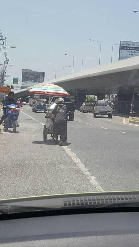 สาวโพสต์ภาพคุณยายสู้ชีวิต เข็นขนมขายกลางแดดเปรี้ยง ชาวเน็ตแห่ถามพิกัด อยากอุดหนุน