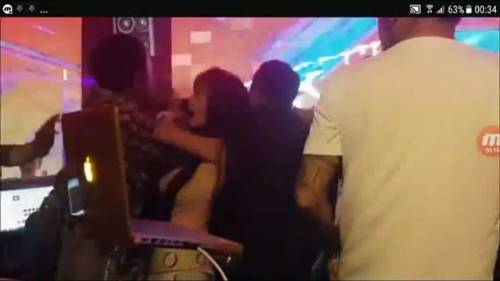 ใบเตย เพลงที่มีงู โดนปาน้ำแข็งใส่หน้า