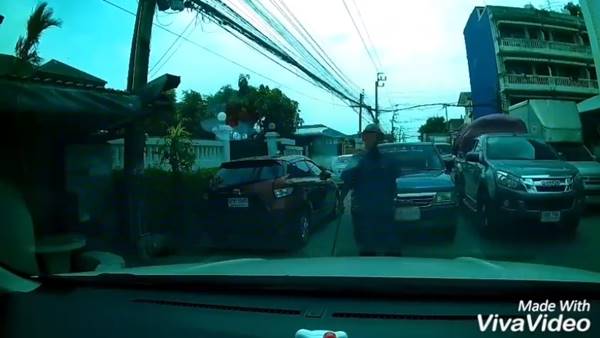 ลุงขับรถสวนเลนชักมีดขู่สาว