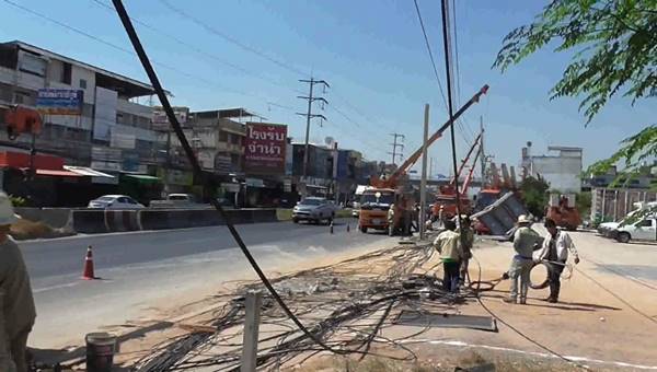 รถบรรทุก 18 ล้อ ขับเกี่ยวสายไฟ 