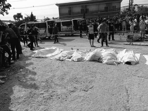 รถโม่ปูนเสียหลักพุ่งข้ามเกาะกลางถนน ชนยับ 3 คันรวด ตาย 8 เจ็บ 3