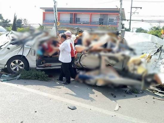 รถโม่ปูนเสียหลักพุ่งข้ามเกาะกลางถนน ชนยับ 3 คันรวด ตาย 8 เจ็บ 3