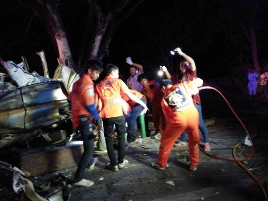 รถทัวร์ชนกับรถ 18 ล้อ