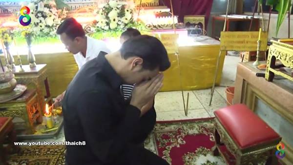 เดียร์ ลูกชาย โหน่ง ชะชะช่า ร่ำไห้ด้วยความเสียใจ ขณะกราบศพคู่กรณี 