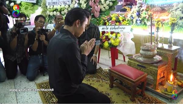 เดียร์ ลูกชาย โหน่ง ชะชะช่า ร่ำไห้ด้วยความเสียใจ ขณะกราบศพคู่กรณี 