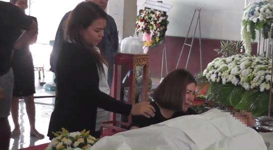 พิธีรดน้ำศพ ปอ ธนพล ที่ชัยนาท พ่อแม่ยังทำใจไม่ได้