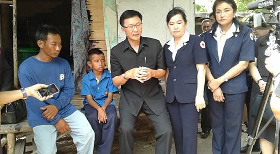 น้องเต้ย เด็ก 9 ขวบ พบหน้าพ่อแล้ว หลังอยู่ลำพัง 2 ปี-หน่วยงานที่เกี่ยวข้องยื่นมือช่วย