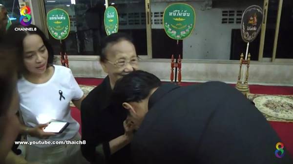 เดียร์ ลูกชาย โหน่ง ชะชะช่า ร่ำไห้ด้วยความเสียใจ ขณะกราบศพคู่กรณี 