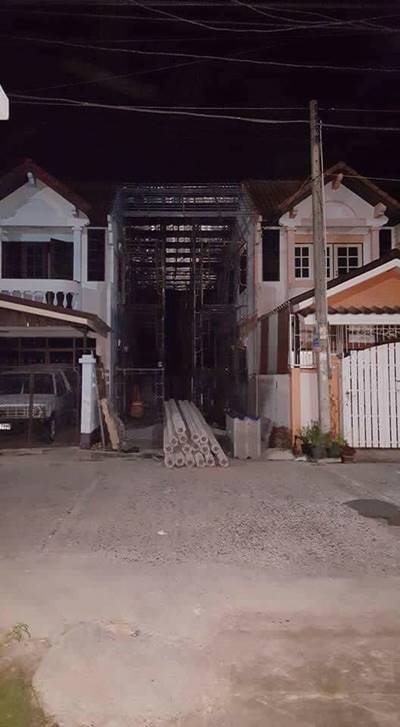 ครูโรงเรียนดังแปดริ้วซื้อบ้าน 2 หลังคร่อมที่กลับรถ 