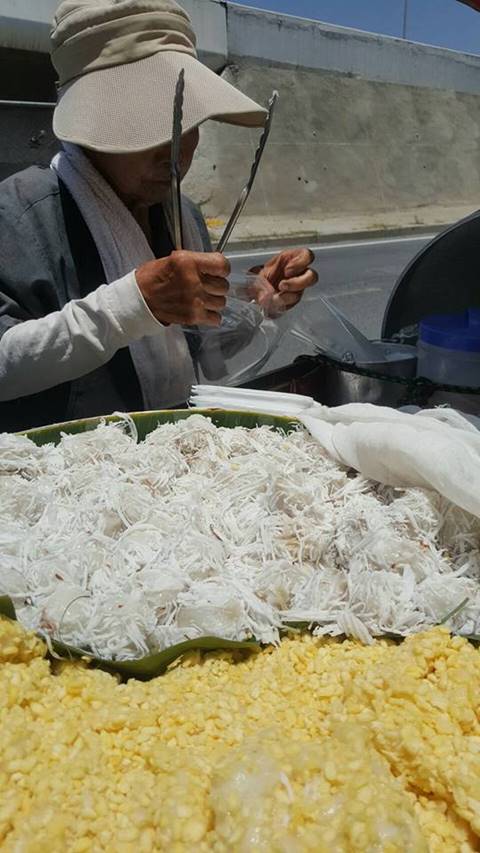 สาวโพสต์ภาพคุณยายสู้ชีวิต เข็นขนมขายกลางแดดเปรี้ยง ชาวเน็ตแห่ถามพิกัด อยากอุดหนุน