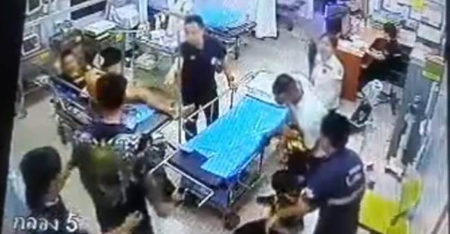 วัยรุ่นตีกันในห้องฉุกเฉิน