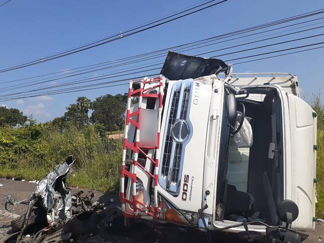 รถตู้ชนรถบรรทุก