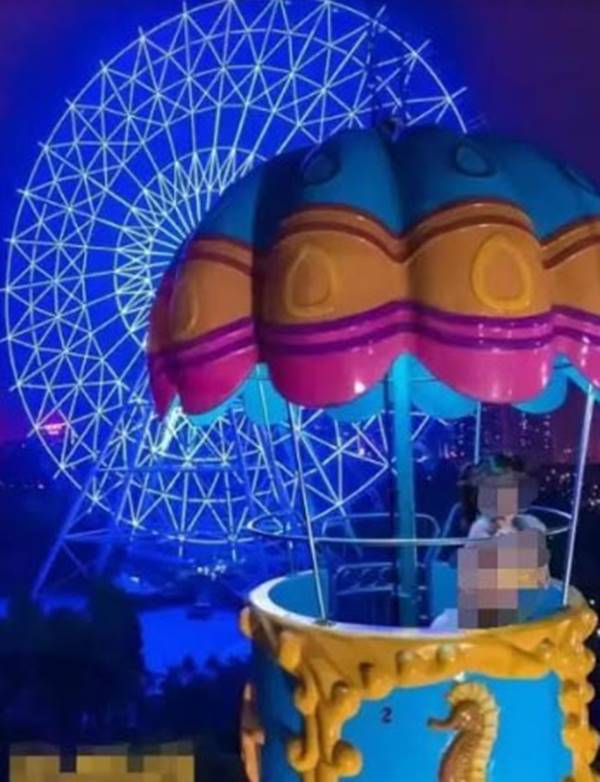 แก้ผ้าในสวนสนุก