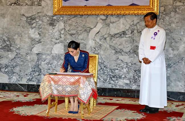 สมเด็จพระราชินี