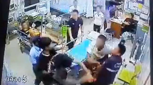 วัยรุ่นตีกันในห้องฉุกเฉิน