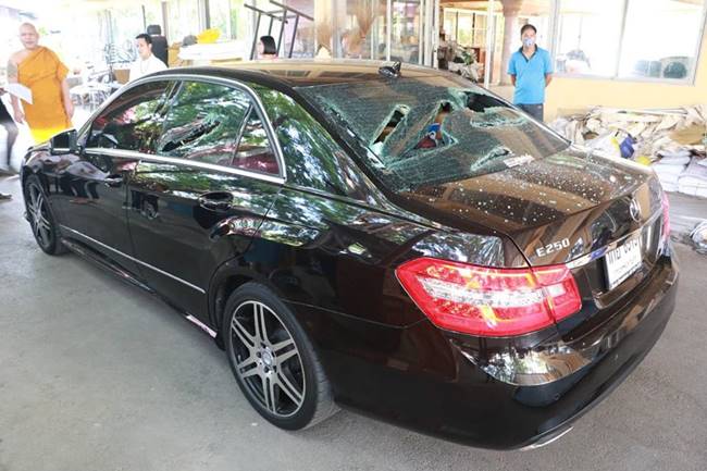 ทุบรถเบนซ์