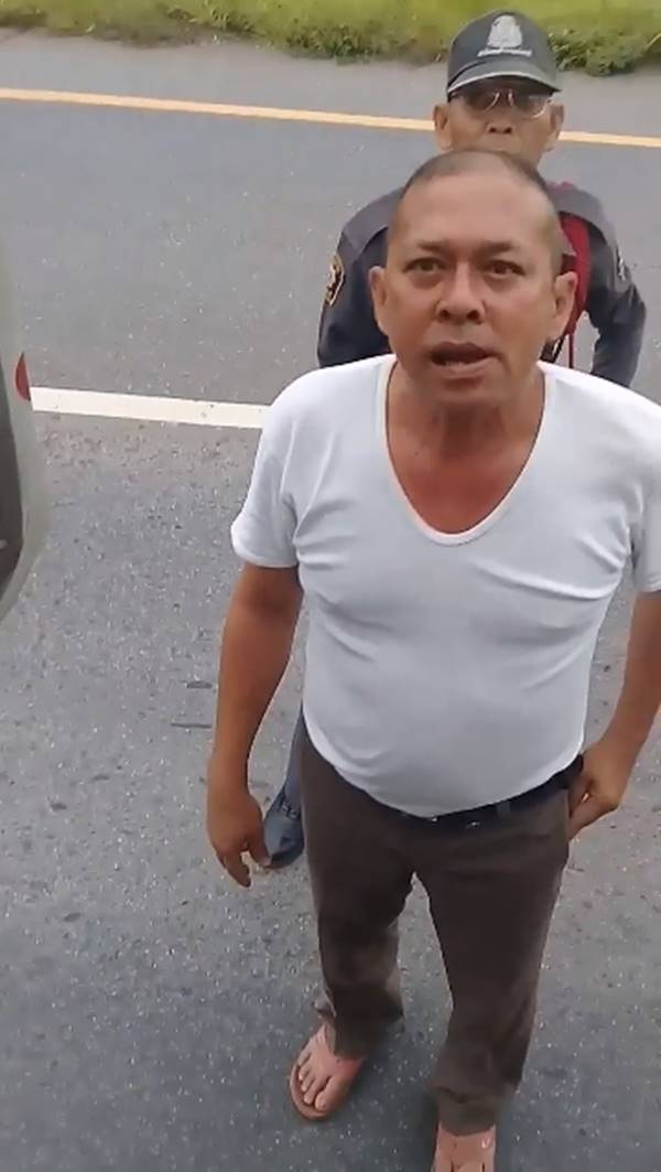 ตร. ครึ่งท่อน ใส่รองเท้าแตะ