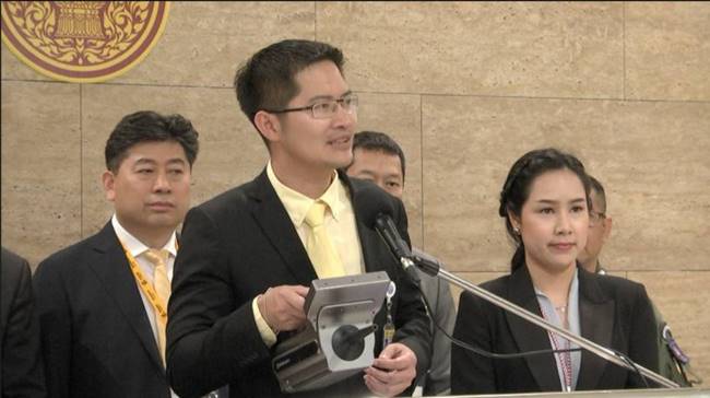 ชวน หลีกภัย มงคลกิตติ์ สุขสินธารานนท์