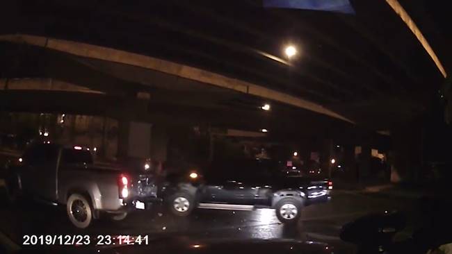 กระบะถอยชนกัน