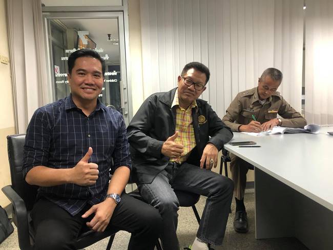 กระบะถอยชนกัน