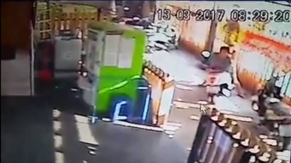 พยายามเลิศ !! หนุ่มหื่นกรีดเบาะมอเตอร์ไซค์เป็นรู สำเร็จความใคร่อย่างชิล