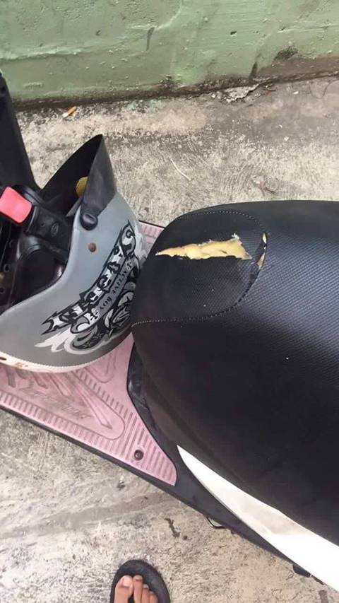 พยายามเลิศ !! หนุ่มหื่นกรีดเบาะมอเตอร์ไซค์เป็นรู สำเร็จความใคร่อย่างชิล