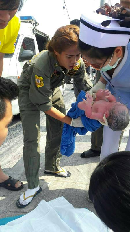 แท็กซี่ส่งสาวท้องแก่ไปโรงพยาบาล แต่รถเครื่องดับ สุดท้ายคลอดเด็กกลางทาง