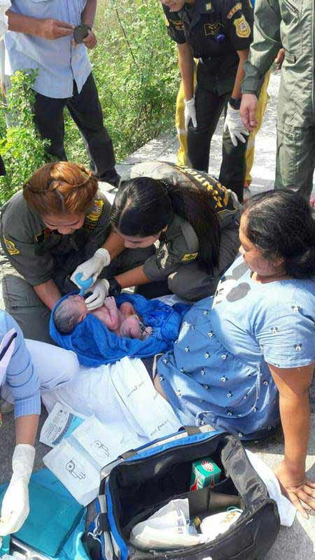 แท็กซี่ส่งสาวท้องแก่ไปโรงพยาบาล แต่รถเครื่องดับ สุดท้ายคลอดเด็กกลางทาง