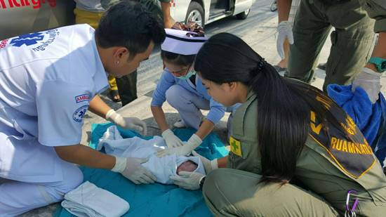 แท็กซี่ส่งสาวท้องแก่ไปโรงพยาบาล แต่รถเครื่องดับ สุดท้ายคลอดเด็กกลางทาง