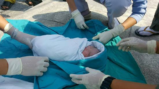 แท็กซี่ส่งสาวท้องแก่ไปโรงพยาบาล แต่รถเครื่องดับ สุดท้ายคลอดเด็กกลางทาง