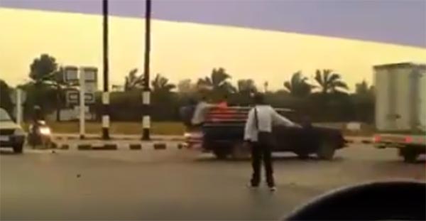 นักศึกษาใจหล่อมาก ช่วยโบกรถกลางสี่แยก หลังพายุฤดูร้อนถล่มจนไฟแดงเสีย